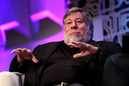 Steve Wozniak sigue los pasos de Elon Musk y abandona Facebook emulando a Tim Cook: "Tú eres el producto"