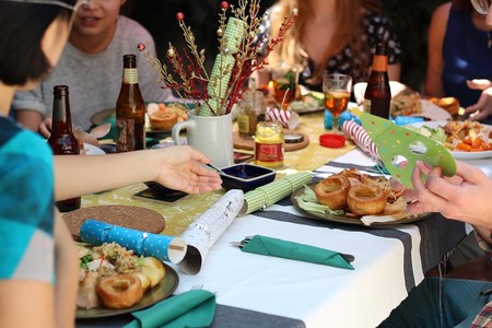 Aunque se lo merecen todo, salir a comer para celebrar el Día de la Madre también puede ser machista... y comprar una olla, no