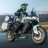 La nueva trail china con motor KTM y tanta electrónica como una BMW GS llega a España. Y es una bomba rutera 