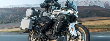 La nueva trail china con motor KTM y tanta electrónica como una BMW GS llega a España. Y es una bomba rutera 