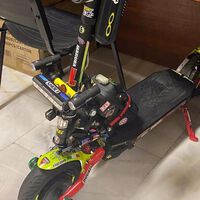 Pillado a 99 km/h con un patinete y porque el radar no medía más. El Mad Max de Tenerife iba tan rápido que le van a aplicar la ley para motos