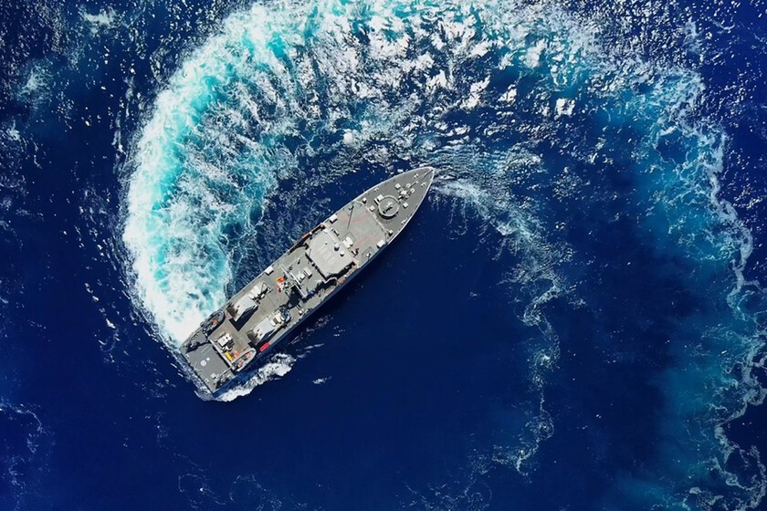 Así protege la Armada los cables submarinos de España: de barcos cazaminas a buzos con una especie de patinete eléctrico
