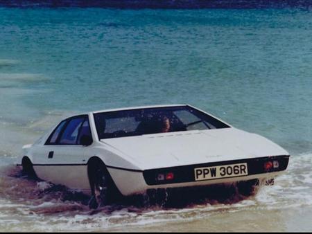 Lotus Esprit emergiendo del agua