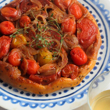 Tarta tatin de tomates cherry. Receta sencilla para una cena vegetariana