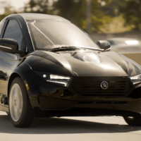 Este auto eléctrico de tres ruedas prometía ser barato y una maravilla de ingeniería. Salió tan mal, que la propia marca lo compró de vuelta para destruirlos
