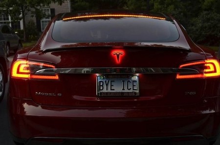 Otra forma de tunear el Tesla Model S, ahora con una "T" con luces LED