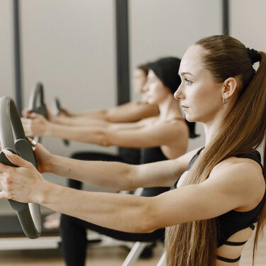 Los diez ejercicios de Pilates para construir una rutina sencilla para principiantes desde casa 