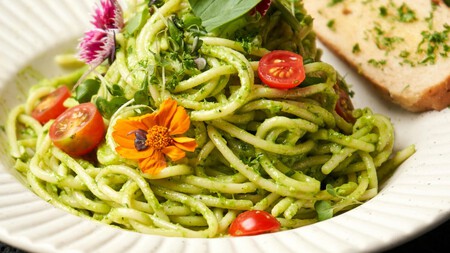 Cómo hacer espagueti verde con queso crema y chile poblano, una receta fácil y deliciosa que rinde para 10 personas