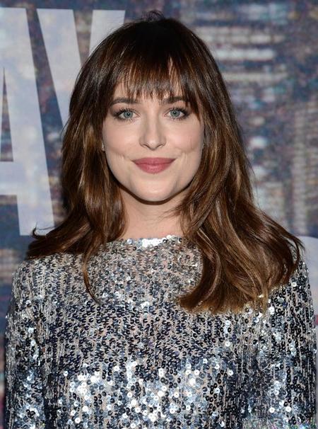 13 looks para descubrir la belleza de Dakota Johnson, la actriz del momento