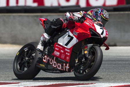 Chaz Davies consigue su primera victoria del año en Laguna Seca y Álvaro Bautista se retira por lesión