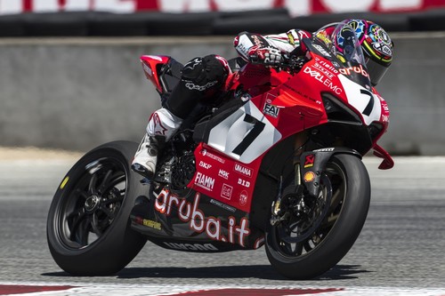 Chaz Davies consigue su primera victoria del año en Laguna Seca y Álvaro Bautista se retira por lesión