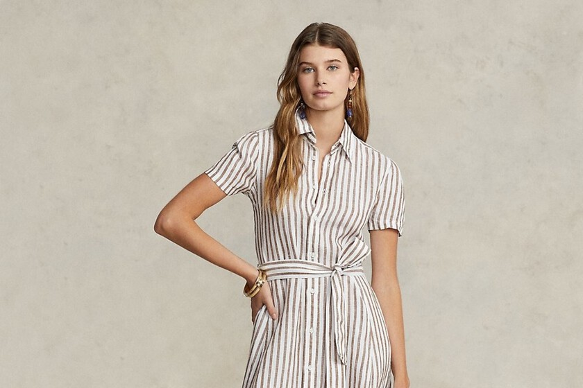 El vestido de rayas verticales que adorarán todas las bajitas. Crece (visualmente) un par de centímetros con este modelazo