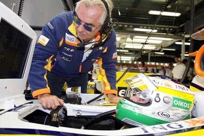 Briatore recuerda que son los Campeones del Mundo