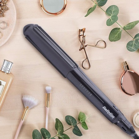 Esta es una de las planchas de pelo mejor valoradas por las compradoras de Amazon y está a precio mínimo hoy