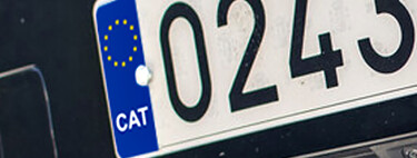 Hay conductores que se siguen jugando multas de 200 euros para reivindicar el independentismo con una pegatina en la matrícula del coche