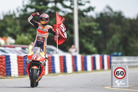 A Marc Márquez se le acabaron los rivales en MotoGP y ya solo corre contra las leyendas del motociclismo