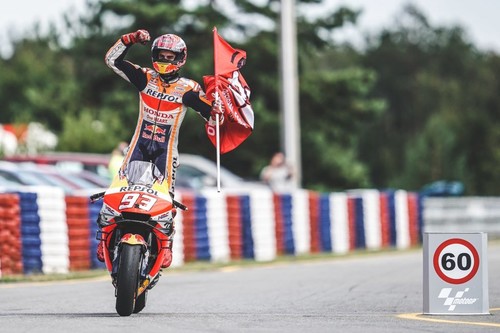 A Marc Márquez se le acabaron los rivales en MotoGP y ya solo corre contra las leyendas del motociclismo