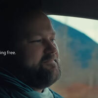 Desenchúfate (del coche eléctrico): esta petrolera abre la polémica con un anuncio para defender a los coches de gasolina