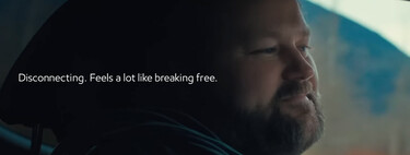 Desenchúfate (del coche eléctrico): esta petrolera abre la polémica con un anuncio para defender a los coches de gasolina