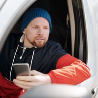 Un camionero ante los tiempos de descanso en el camión: "Algunas empresas se ofrecen a pagarnos la multa si no paramos a descansar. Lo hacen con gusto con tal de que llegue antes la mercancía" 
