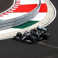 ¡De negro y de rosa! Los Mercedes arrasan en la clasificación de Hungría con pole para Lewis Hamilton