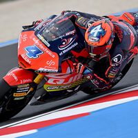 Iván Ortolá le roba la cartera a David Alonso para ganar su primera carrera de Moto2 con una 'Long Lap Penalty' 