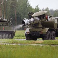 Si la pregunta es cómo se lava un tanque de guerra, la respuesta llega desde Rusia: disparando agua con un turborreactor de avión
