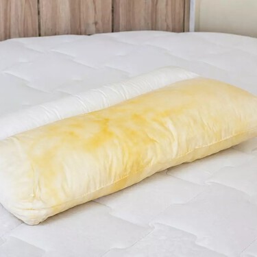 Cómo limpiar las manchas amarillas de las almohadas (y cómo evitar que vuelvan a ponerse así)