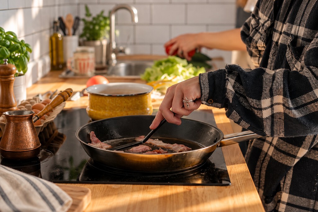 Un experto en energía lo tiene claro: hay un hábito al cocinar que puede hacernos gastar más de lo necesario 