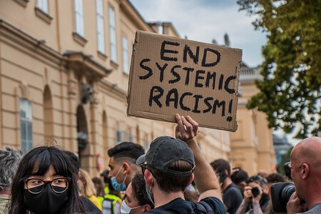 Los estudiantes prefieren proteger la libertad expresión, pero las estudiantes prefieren sacrificarla por una sociedad inclusiva