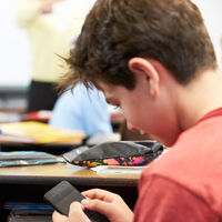Reino Unido se une a la lista de países que prohíben el uso del móvil en los colegios  
