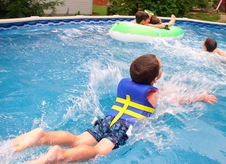 Niños en la piscina