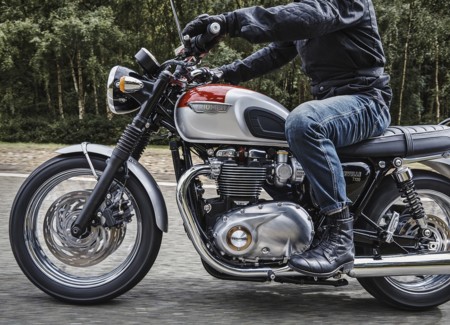 Bonneville T120 Riding Shot005 A3 Rgb