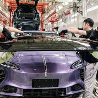 Os carros elétricos com painéis solares já existem, mas há um problema: só rendem 6 recargas completas por ano 