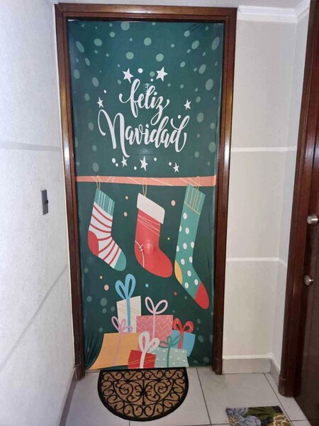 Despídete de las coronas de Navidad: esta es la tendencia de decoración de puertas 2025 que nadie vio venir