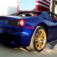 El Ferrari Sergio se ve espectacular en color azul 