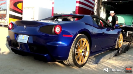 El Ferrari Sergio se ve espectacular en color azul