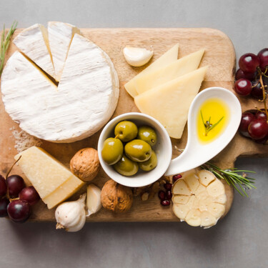 Un set de cuchillos para queso con mango de mármol con los que cortar y disfrutar del brie hasta el emmental o parmesano