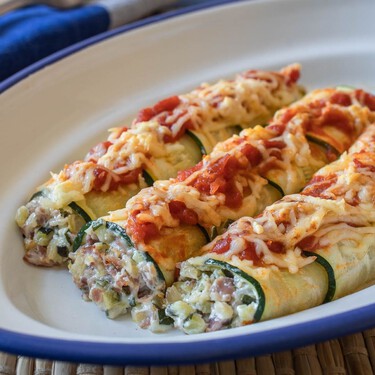 Estos rollitos de calabacín con jamón y queso se van a convertir en tu nueva receta favorita, fácil y saludable 