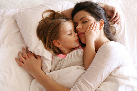 Si me tumbo en la cama con mi hijo hasta que se duerma, ¿le estaré malacostumbrando?