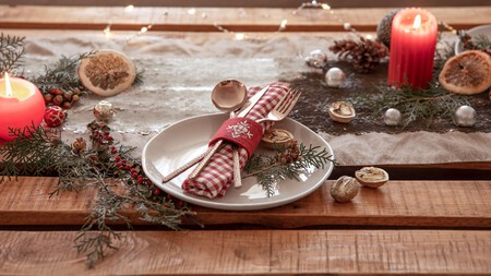 Cómo decorar tus mesas para la cena de Navidad y Año Nuevo sin gastar mucho y con cosas que ya tienes en casa