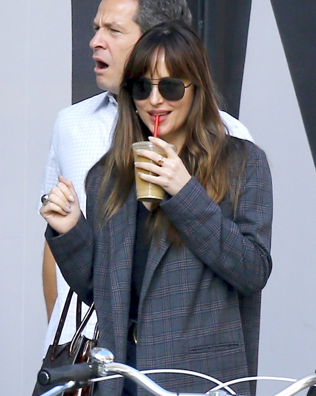 Dakota Johnson ofrece su número de teléfono para ayudar a las victimas de acoso sexual 