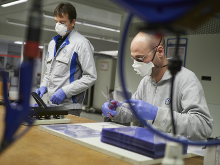 Del equipo Mercedes-Benz de F1 a SEAT: la industria del coche se ha reinventado para luchar contra el coronavirus