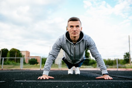 Todo lo que tienes que saber sobre la flexiones de pecho: técnica, errores a evitar y progresiones