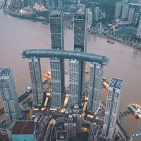 Nem pontes gigantes nem viadutos comuns: China constrói “arranha-céu horizontal” suspenso a 250 metros de altura 