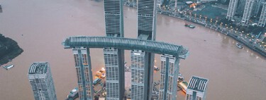 Nem pontes gigantes nem viadutos comuns: China constrói “arranha-céu horizontal” suspenso a 250 metros de altura 