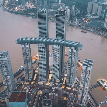 Nem pontes gigantes nem viadutos comuns: China constrói “arranha-céu horizontal” suspenso a 250 metros de altura 