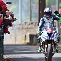 Fractura de fémur y hospitalización para Ian Hutchinson tras una fuerte caída en el Senior TT