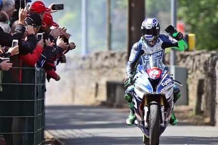 Fractura de fémur y hospitalización para Ian Hutchinson tras una fuerte caída en el Senior TT