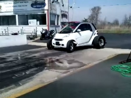 Smart + V8 + llantas de arrancones = Diversión
